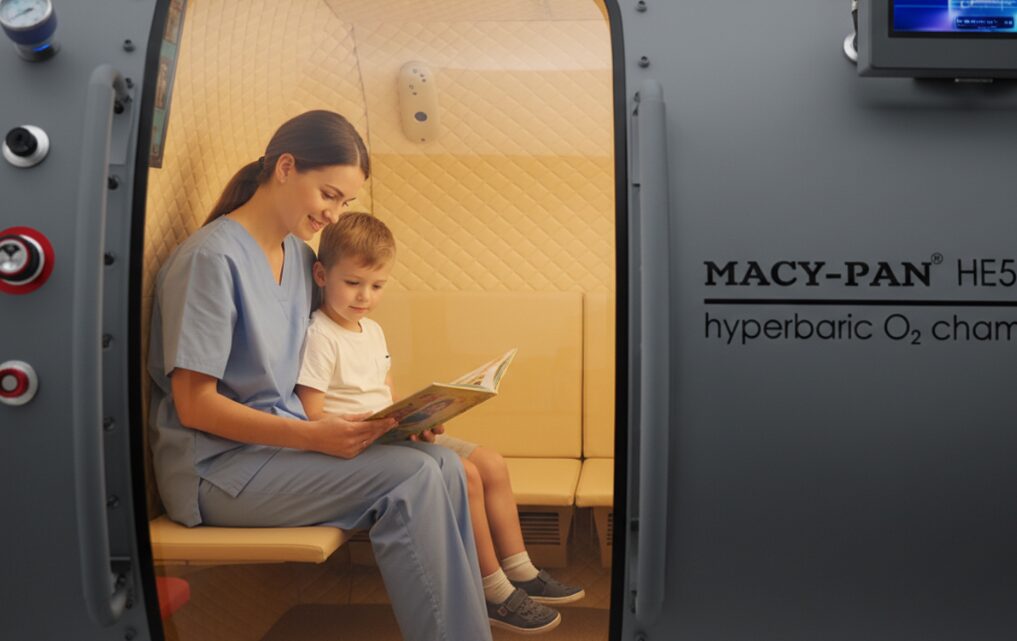 شاهدت الأم والطفل داخل الكوخ.